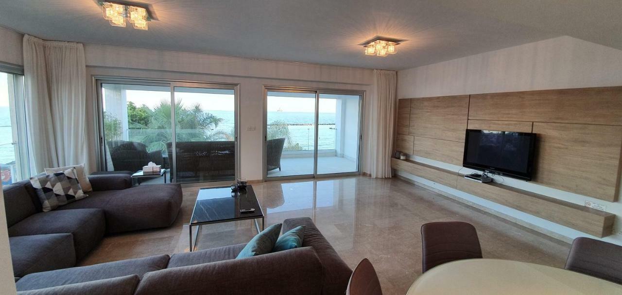 Pegasus Beach Front Appartement Limasol Buitenkant foto