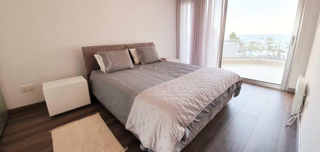Pegasus Beach Front Appartement Limasol Buitenkant foto