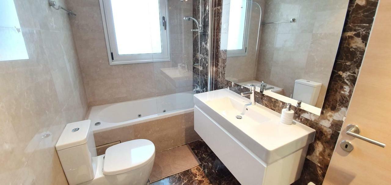 Pegasus Beach Front Appartement Limasol Buitenkant foto