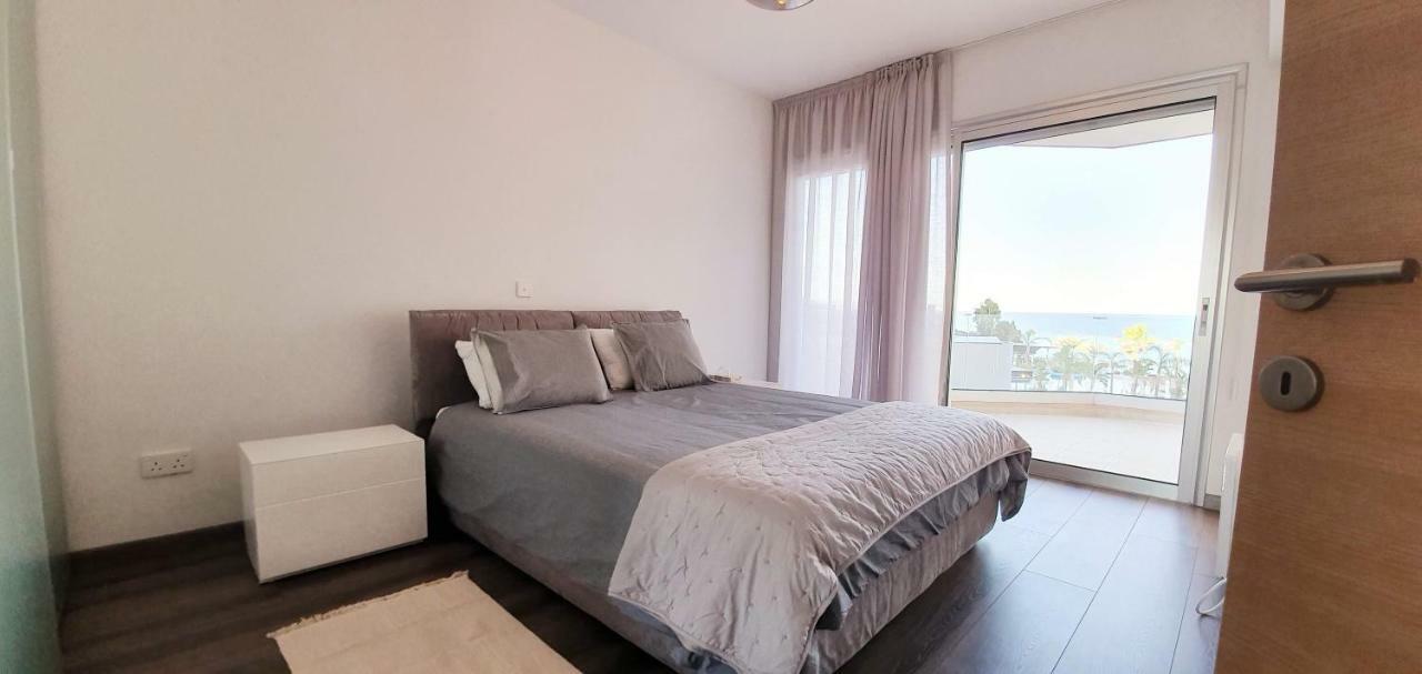 Pegasus Beach Front Appartement Limasol Buitenkant foto