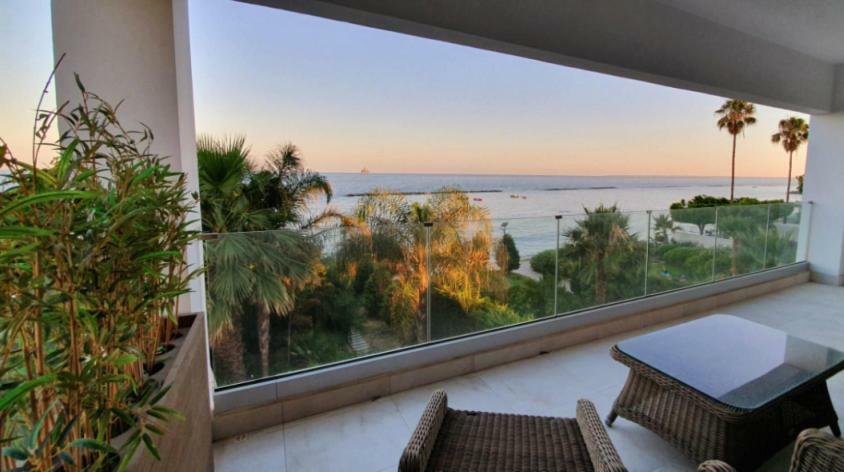 Pegasus Beach Front Appartement Limasol Buitenkant foto